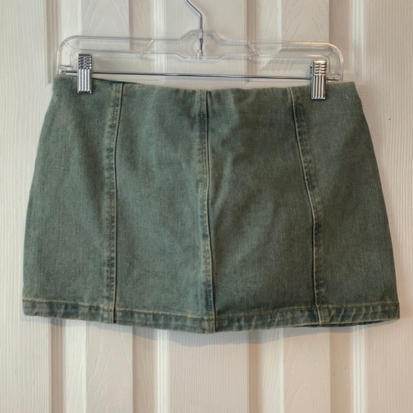 New PRETTYLITTLETHING Petite Vintage Bleach Wash Denim Micro Mini Skirt Size 4 - Picture 4 of 10